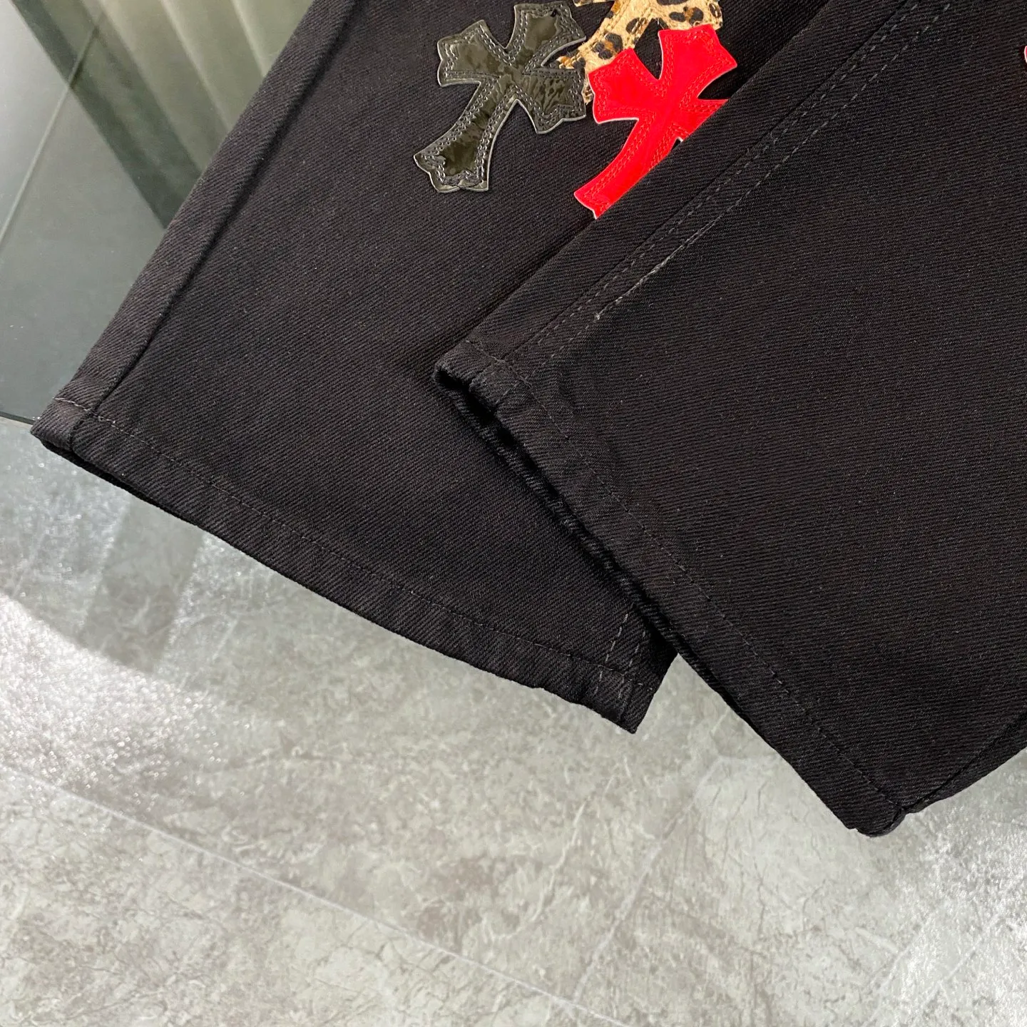 P250 CH Chromehearts St. Bart’s limited edition leopard print bright leather cross patchwork black heavy-duty jeans. The counter price is 34W level. The patchwork cross pattern is embellished and the jeans are washed! ! An absolutely high-end luxury product, a 1.9W-level god-level single product, a super popular product, made by top heavy industry, a magic weapon that cannot be missed! [About Zangyin] This is an extremely luxurious fashion brand that can also be called the aristocracy of the high street. It has always been an exclusive brand for some hipsters or rich second generations. Compared with ordinary high streets, it is more luxurious and noble. Compared with luxury brands, it is more fashionable and individual. It has always been a brand that I have a special liking for. [Top heavy industry fashion design] Consistently high-street luxury style. Speaking of this style, the Zangyin family and GU family are definitely the leading representative brands. Especially the Zangyin family has really achieved a state-of-the-art effect in creating high-street style. The unique washed material is used to create this style. The color system is already quite eye-catching. After it is decorated with patchwork cross flowers, it cleverly highlights the charm of the brand. Secondly, this style uses classic The high-waist cutting design highlights the long legs and fashionable temperament of the upper body. The brand is highly recognizable and the slim fit configuration is more suitable for daily wear. It is a product that interprets personality, fashion, and specifications at a glance. This single product is enough to make any fan excited. It can be a white T-shirt for a youthful college style, or a tight suspender for a royal style. It has strong matching ability and can be easily controlled by men.  [Materials and craftsmanship] Needless to say, this point goes without saying. As an excellent craftsman brand, Zangyin’s requirements for details and craftsmanship are really perfect. The washed color of this model has gone through so many processes, not to mention the embellishment of denim appliques. It is also purely hand-made and sewn. Just like what they believe in, only hand-made things have soul and have the meaning of wear. A top-notch heavy-duty fashionable denim item, I look forward to your perfect interpretation! !  Color: Black Size: 28-36
